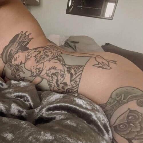 Tattoos und nackte Haut sind das Beste